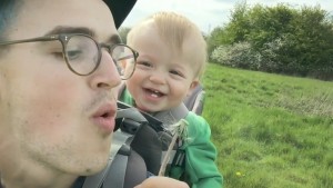 Nos derretimos de amor con la risa de esta guagua