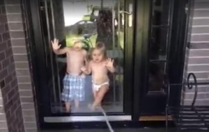 La tierna (y graciosa) reacción de estos hermanitos