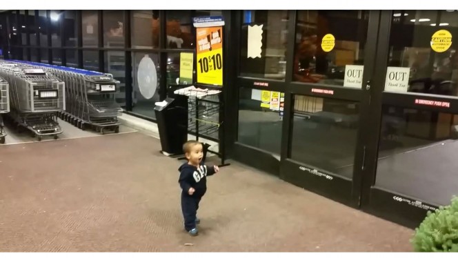 Niño se sorprende con las puertas automáticas