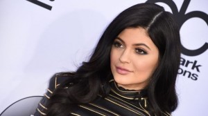 ¿Está o no está comprometida Kylie Jenner?