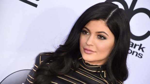 ¿Está o no está comprometida Kylie Jenner?
