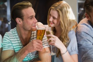 Mujeres que beben cerveza son más fieles, indica un estudio