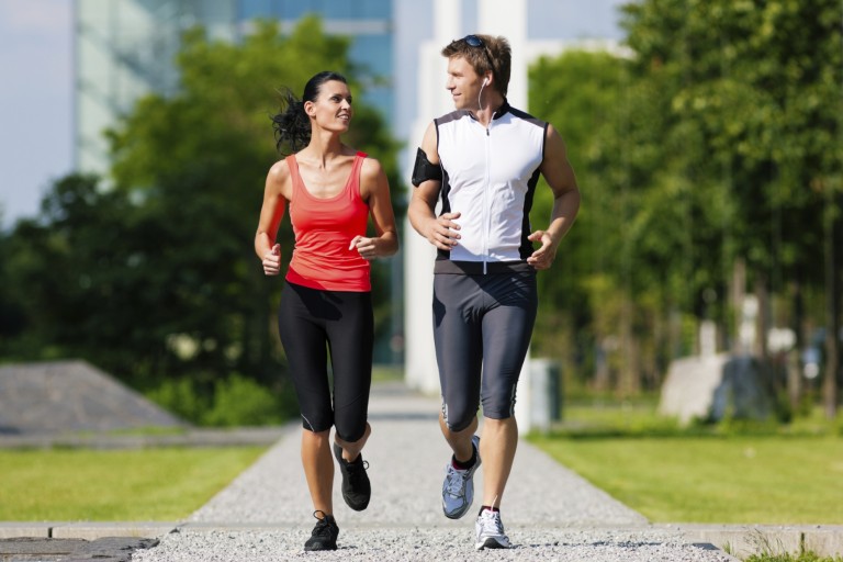 Practicar deporte te rejuvenece diez años, según este estudio