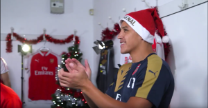 Alexis Sánchez peluseando en video navideño
