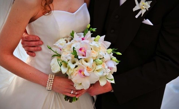 hermoso-ramo-de-novia-creado-con-flores-artificiales