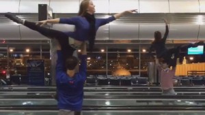 Bailarín chileno se luce con su baile en el aeropuerto
