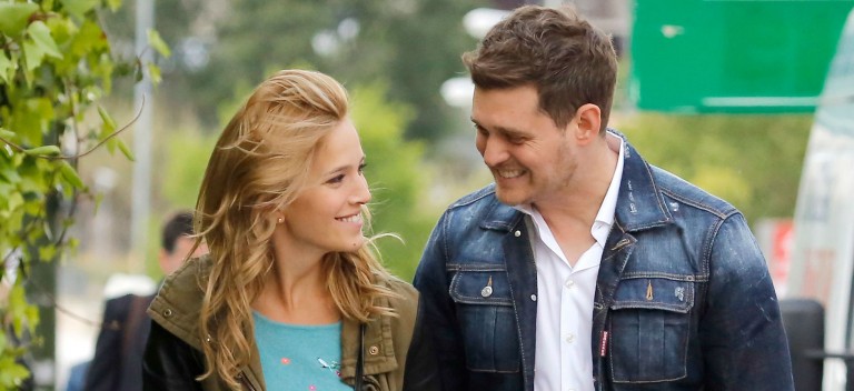 Michael Bublé canta con su hijo de dos años