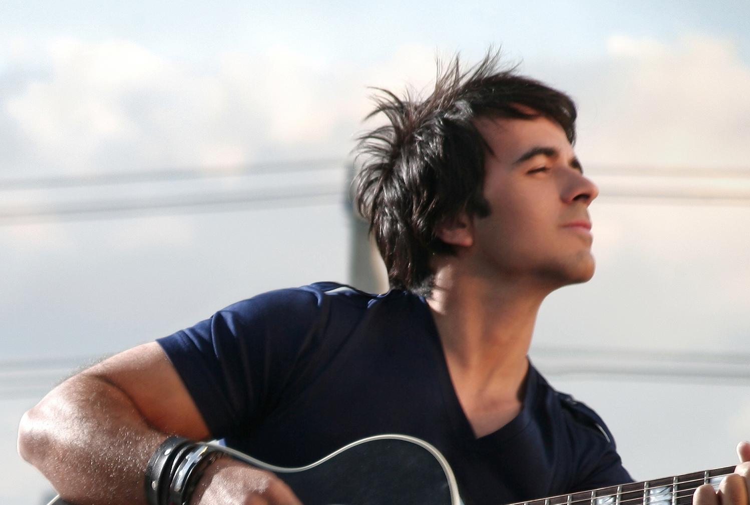 Luis Fonsi... papá chocho