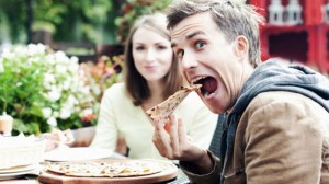 Confirmado ¡Hombres traicionan a sus amigos por un trozo de pizza!