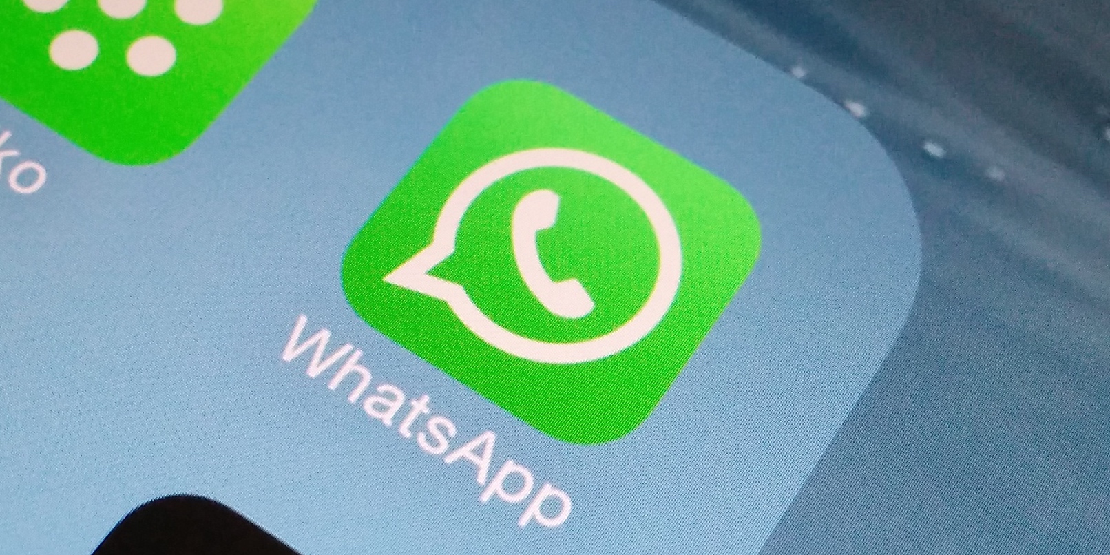 Pastel del año: creó grupo Whatsapp con sus exs