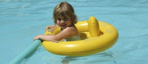 Los cuidados de los niños en una piscina