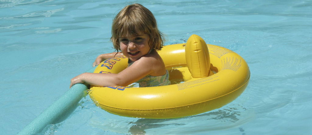 Los cuidados de los niños en una piscina