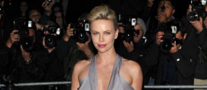 ¡Wooow! Charlize Theron se desnuda en portada de revista
