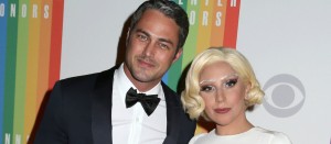 Lady Gaga posa desnuda (y con su novio) en una revista