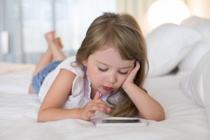 ¿Cuánto influyen los celulares y tablets en el habla de los niños?