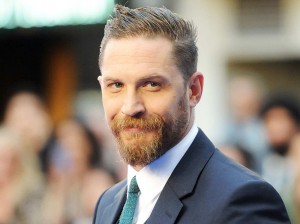 Ahora es "Sir Tom": Príncipe Carlos condecora a Tom Hardy como Caballero