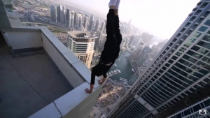 ¡Qué vértigo! Hombre hace una invertida en rascacielos
