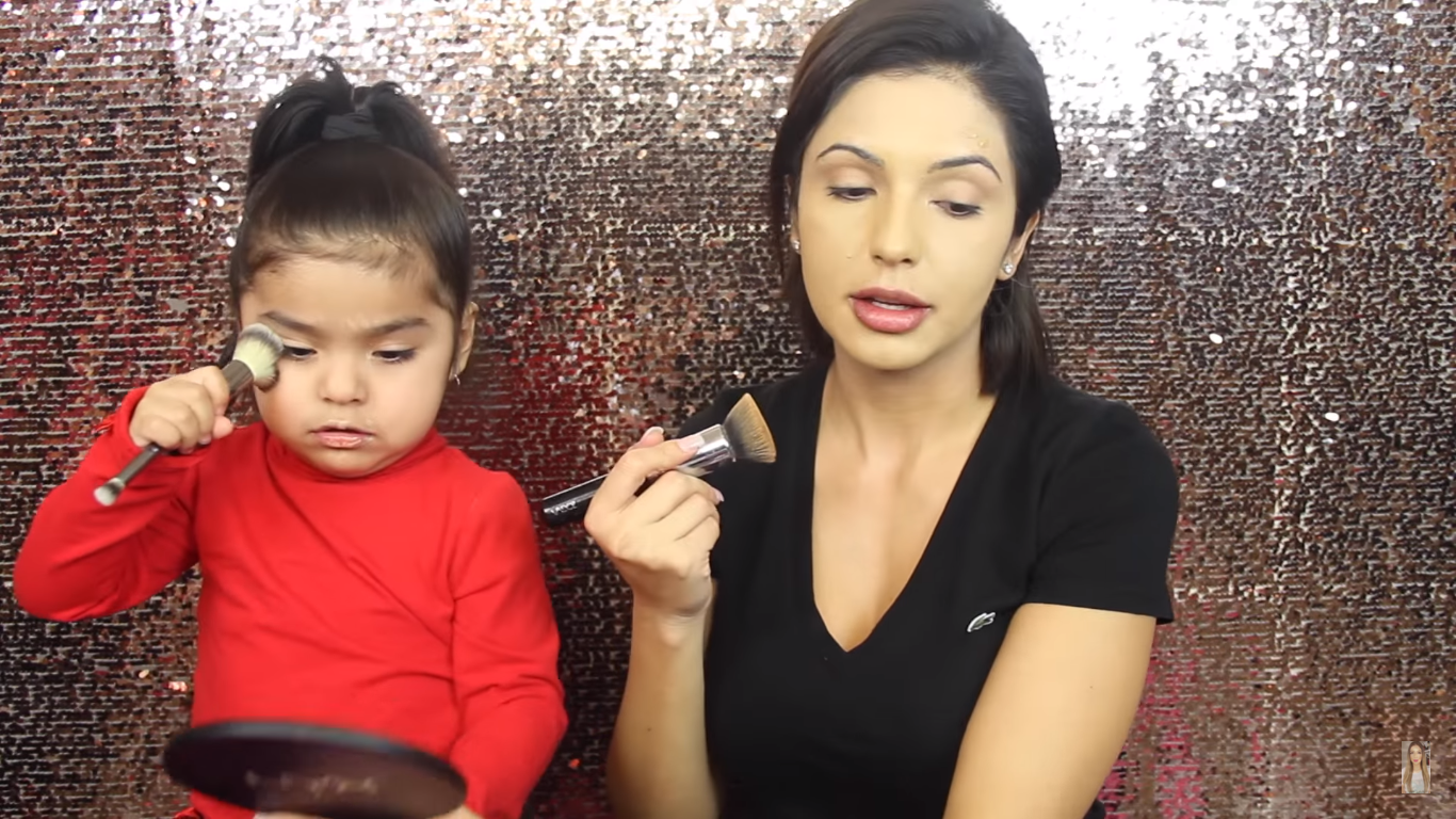 Mira la técnica que tiene una niña para maquillarse