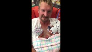 Gemelos prematuros se demuestran amor con un increíble gesto