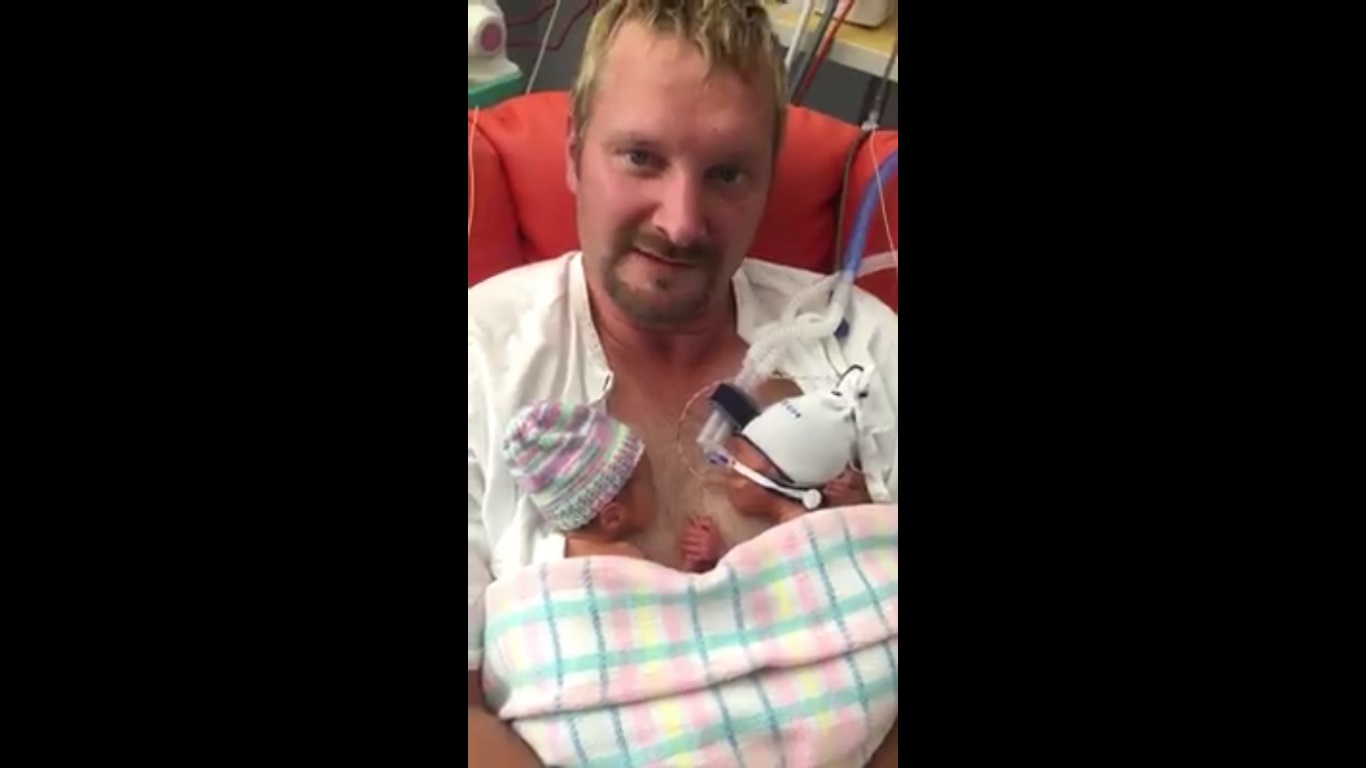 Gemelos prematuros se demuestran amor con un increíble gesto