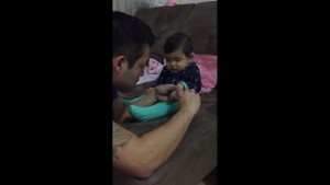 Pequeñita se ríe a carcajadas cuando le cortan las uñas