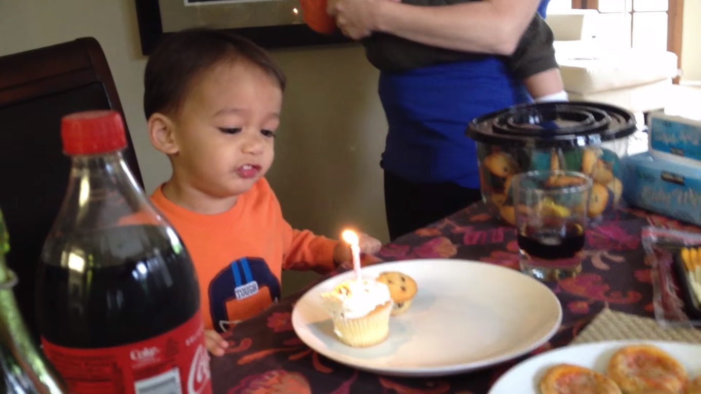 Niño no puede soplar las velas de su cumpleaños