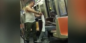El lindo gesto que tuvo un joven hacia un hombre sin hogar