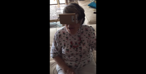 Anciana alucina con gafas de realidad virtual