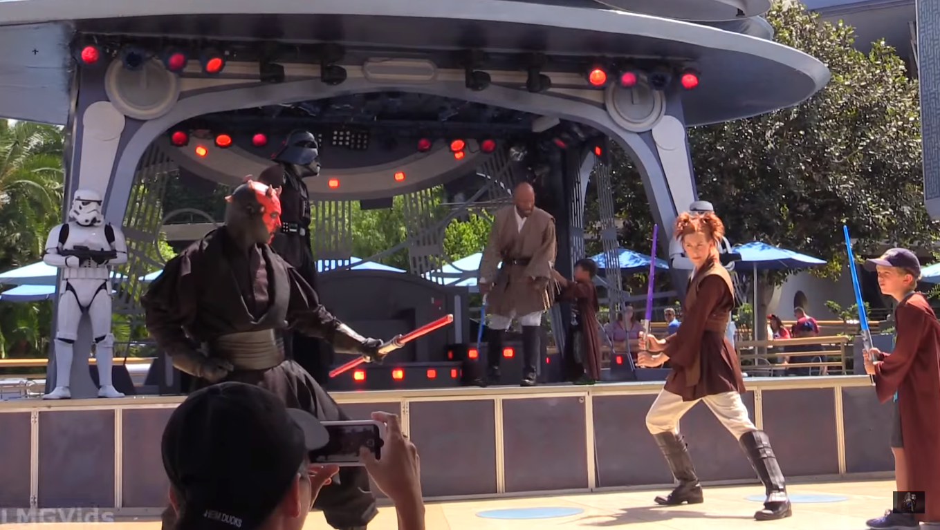 Niño furioso lucha con elenco de Star Wars