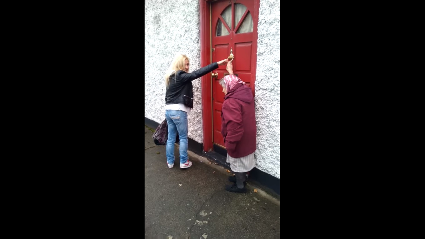 Abuelita disfruta jugando "Ring ring raja"