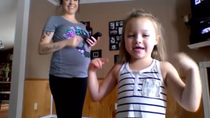 ¡Puro talento! Mira como baila esta niña y su madre embarazada