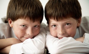 ¿Estamos viendo doble? Famosos y sus gemelos desconocidos