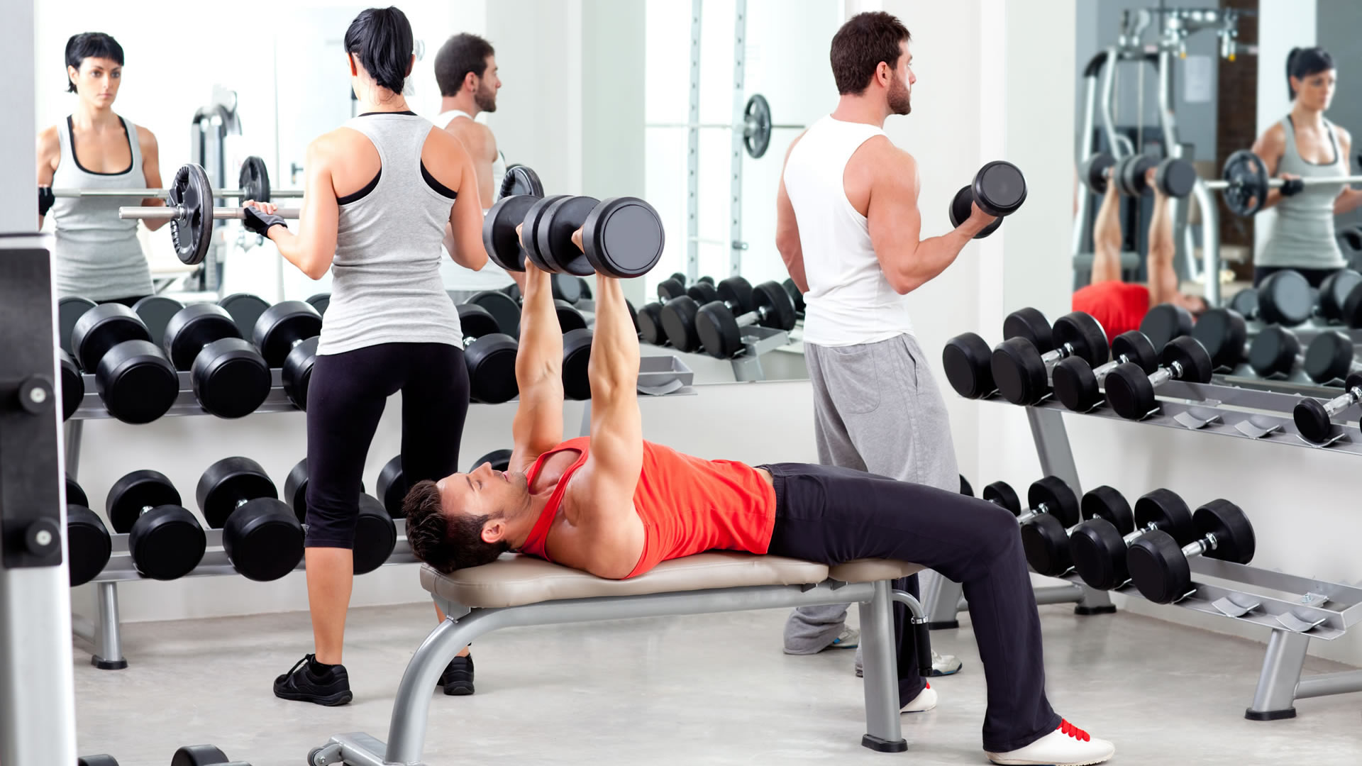 ¡Ouch! Luis Fonsi va por un verano sin polera