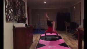 ¡Qué risa! Este papá intenta hacer gimnasia con su hija y este fue el resultado