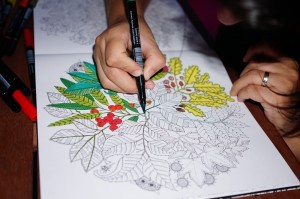 Pintar libros: La nueva moda de los adultos para desestresarse