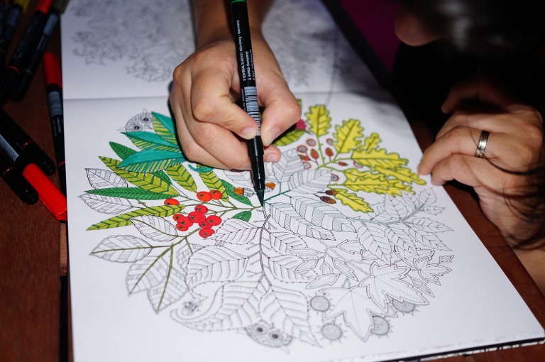 Pintar libros: La nueva moda de los adultos para desestresarse