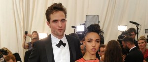 La novia de Robert Pattinson sorprende con osadas fotos
