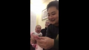 Bebé no aguanta la risa mientras su papá cuenta dinero