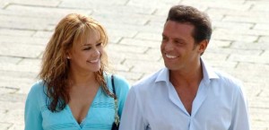 Ex mujer de Luis Miguel luce estupenda en bikini