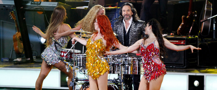 Bailarina de Marco Antonio Solís se robó todas las miradas