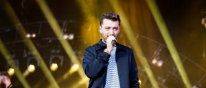 Sam Smith se luce con un radical look