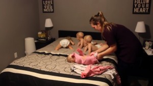 ¡Ídola! Esta mamá es capaz de vestir a sus 4 hijos a la vez