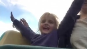 La divertida reacción de una niña arriba de la montaña rusa