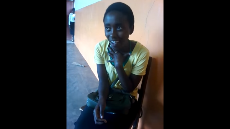 Impresionante interpretación de "Halo" de joven africana