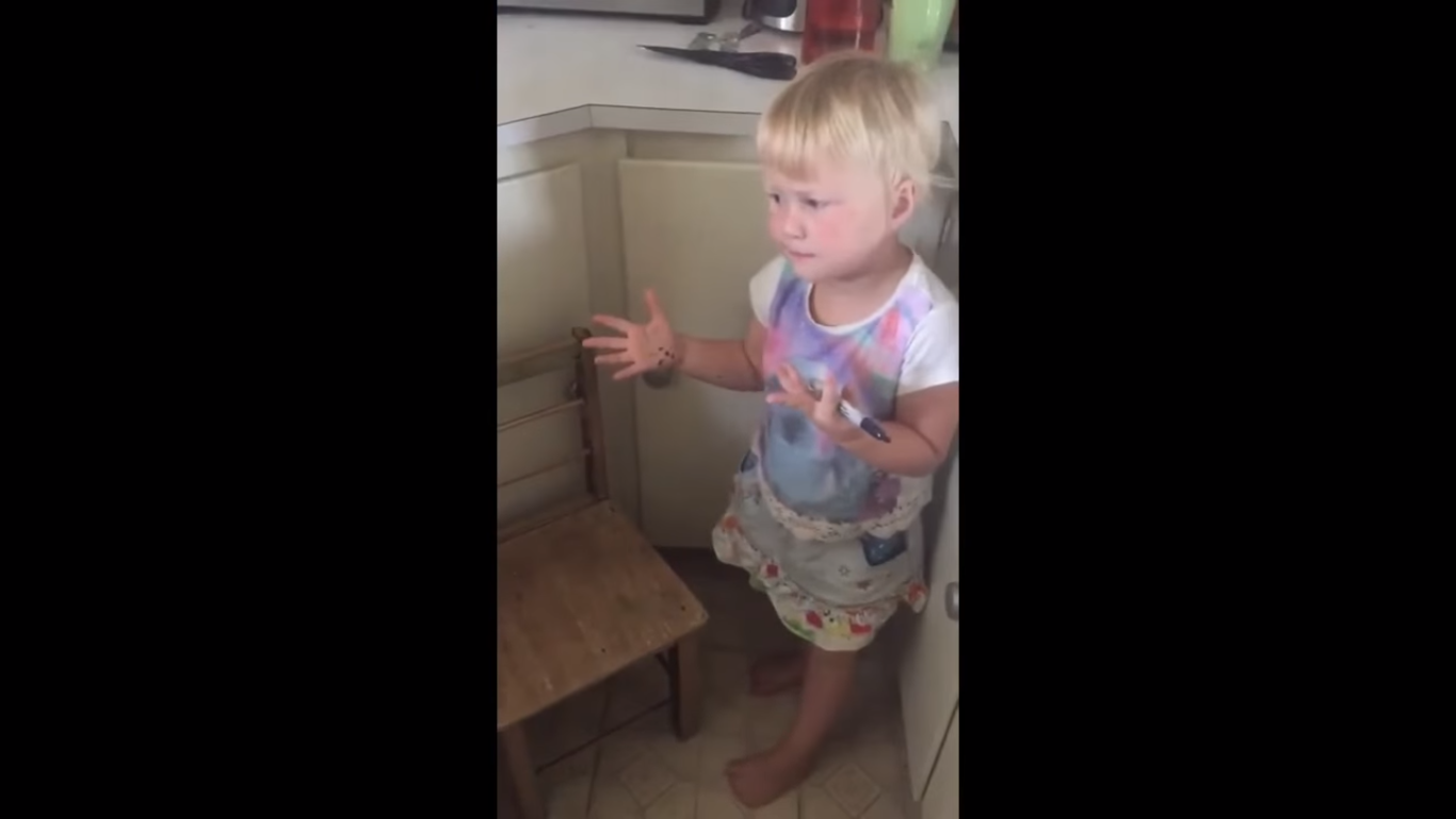 Esta niña ama a las cebras ¡Más de lo esperado!