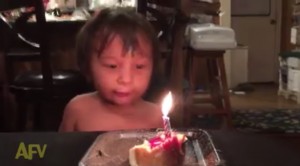 Niño hace hasta lo imposible para apagar sus velitas
