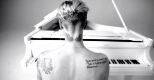 Justin Bieber mostró tatuaje del rostro de su ex