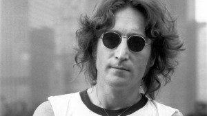Subastan mechón de John Lennon en millonaria suma