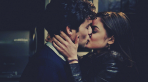 ¿Te besa con los ojos abiertos? ¡Esta es la razón!