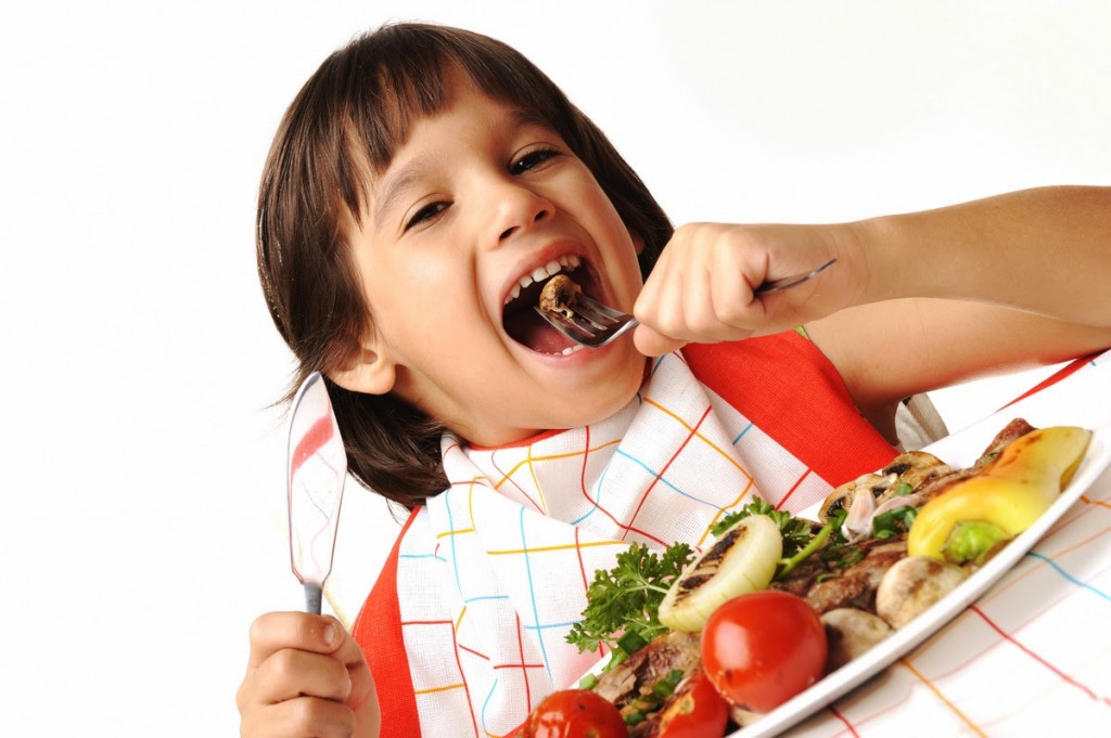 niños comiendo carne